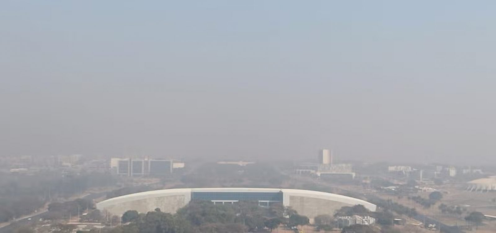 Fumaça de incêndios no sudeste encobre céu de Brasília neste domingo