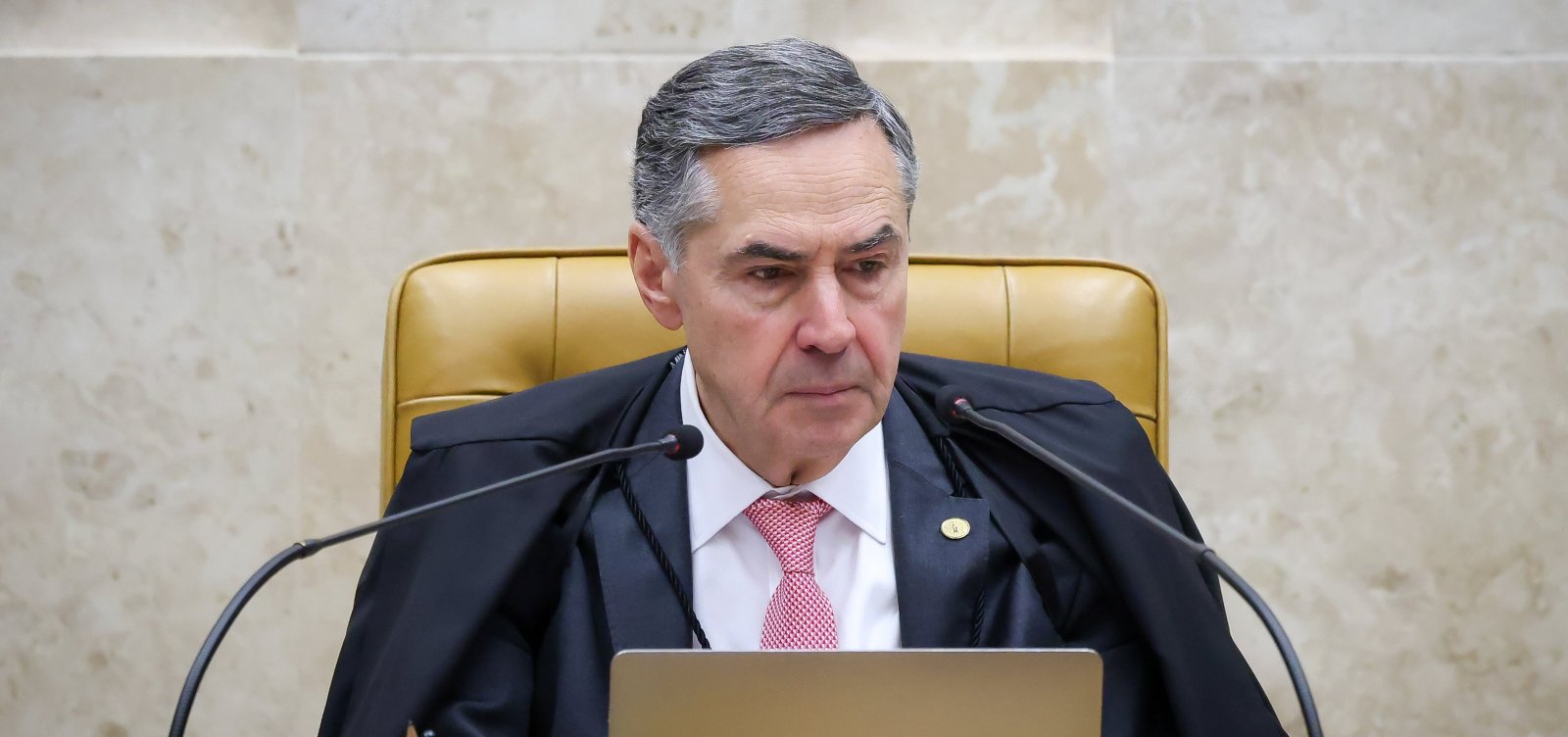 Barroso nega pedido para afastar Moraes de investigação sobre vazamento de mensagens