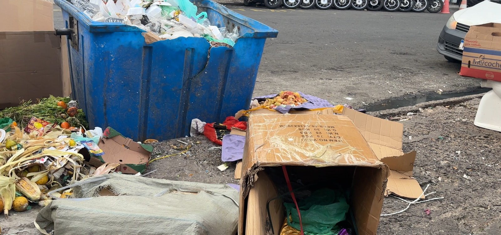 Feira movimenta, mas leva lixo e desordem a importante avenida de Salvador