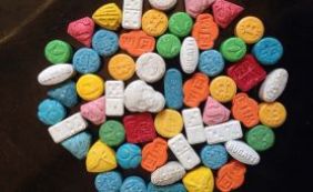 Jovem é preso com 300 comprimidos de ecstasy em Lauro de Freitas