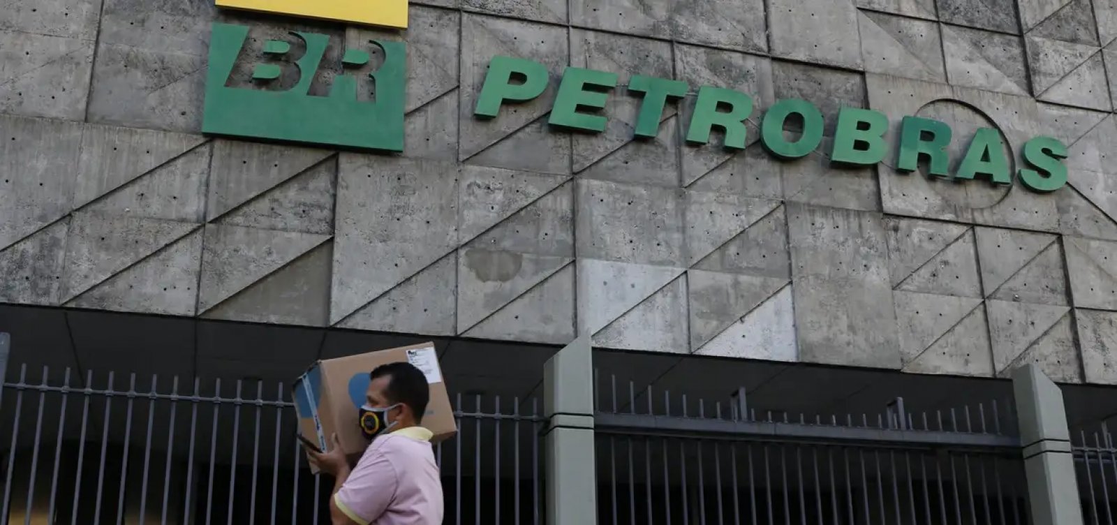 Presidente da Petrobras diz que não há previsão para queda dos preços dos combustíveis