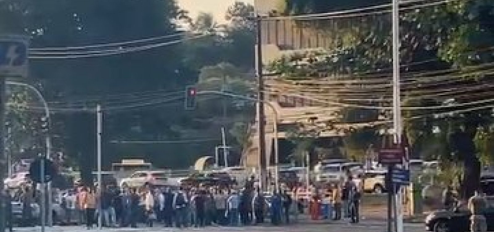 Passeata de policiais civis causa congestionamento no bairro do Itaigara