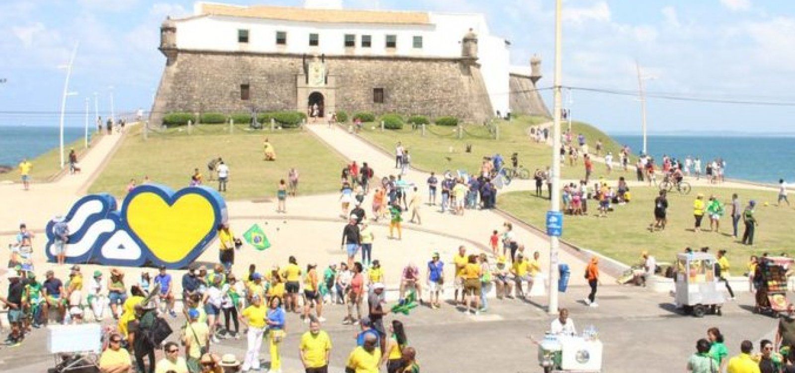 Ato bolsonarista no Farol da Barra chama atenção pela falta de público 