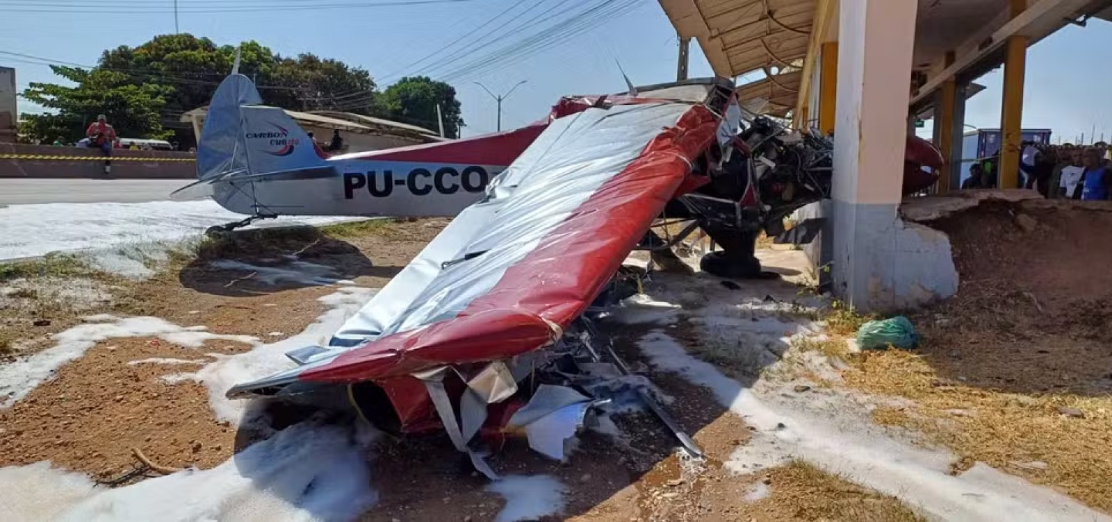 Avião atinge van e moto antes de cair em Teresina 