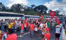 Contra o impeachment, integrantes do Movimento Sem Terra bloqueiam BR-324
