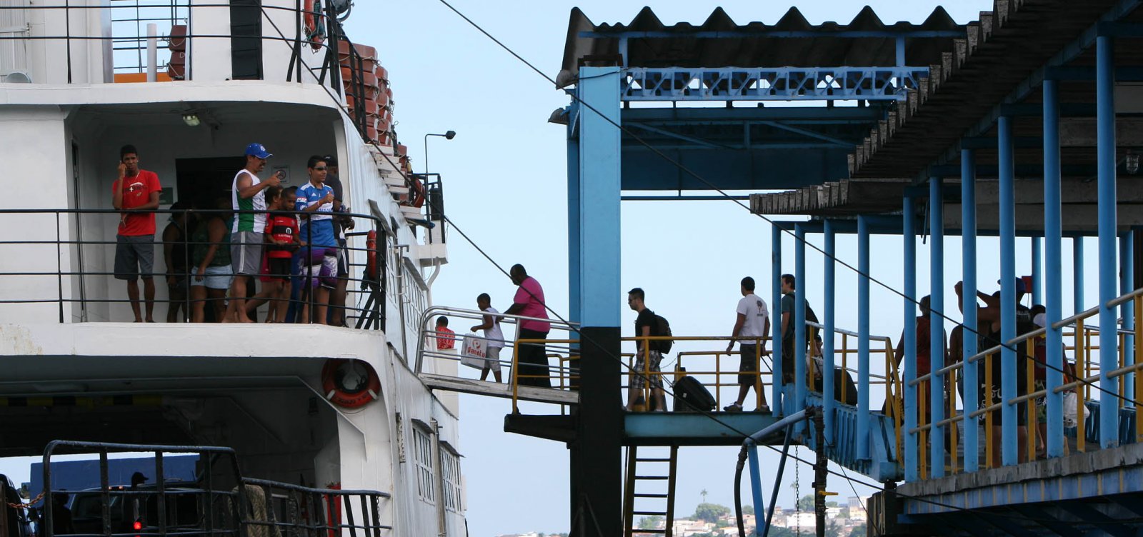 Repórter Metropole: Passageiros reclamam de demora, sujeira e falta de manutenção no ferry-boat