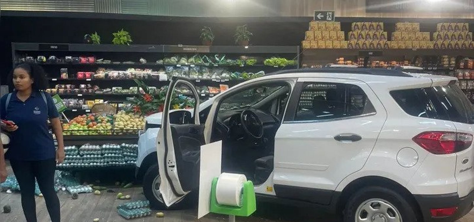 Motorista invade supermercado em Salvador após ter extintor negado por segurança