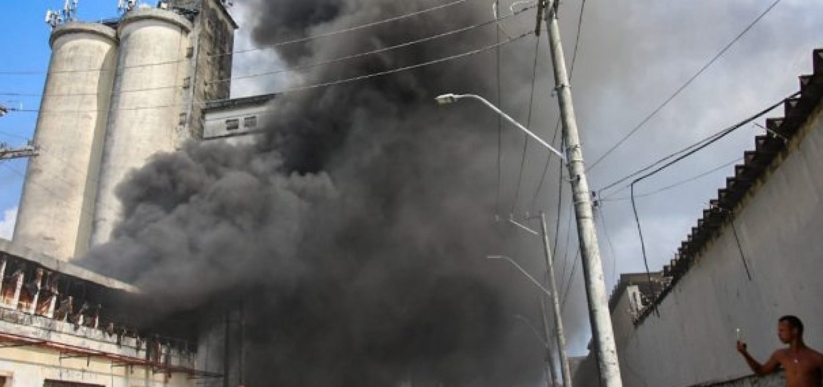 Casarão abandonado no Comércio pega fogo 