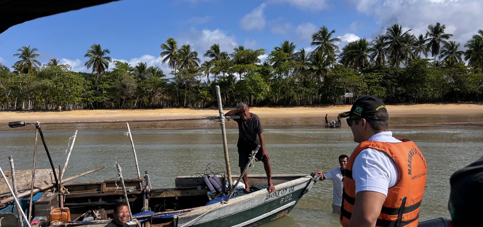 Marinha resgata pescador à deriva em Porto Seguro 