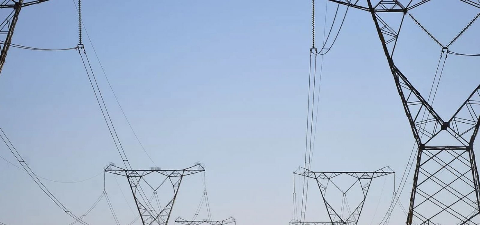 Conta de energia deve seguir com bandeira vermelha ou amarela até o fim do ano, diz Aneel