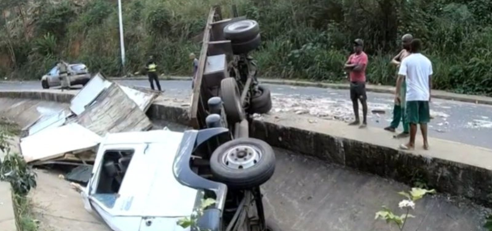 Acidente com caminhão deixa um pessoa morta e duas feridas em Salvador