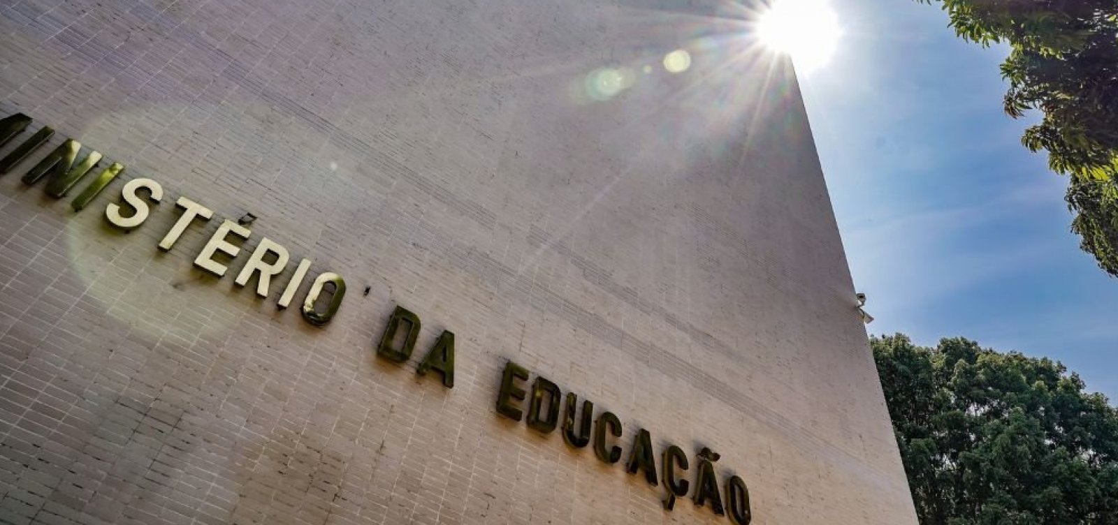 Ministério da Educação analisa proibição total de celular em escolas 