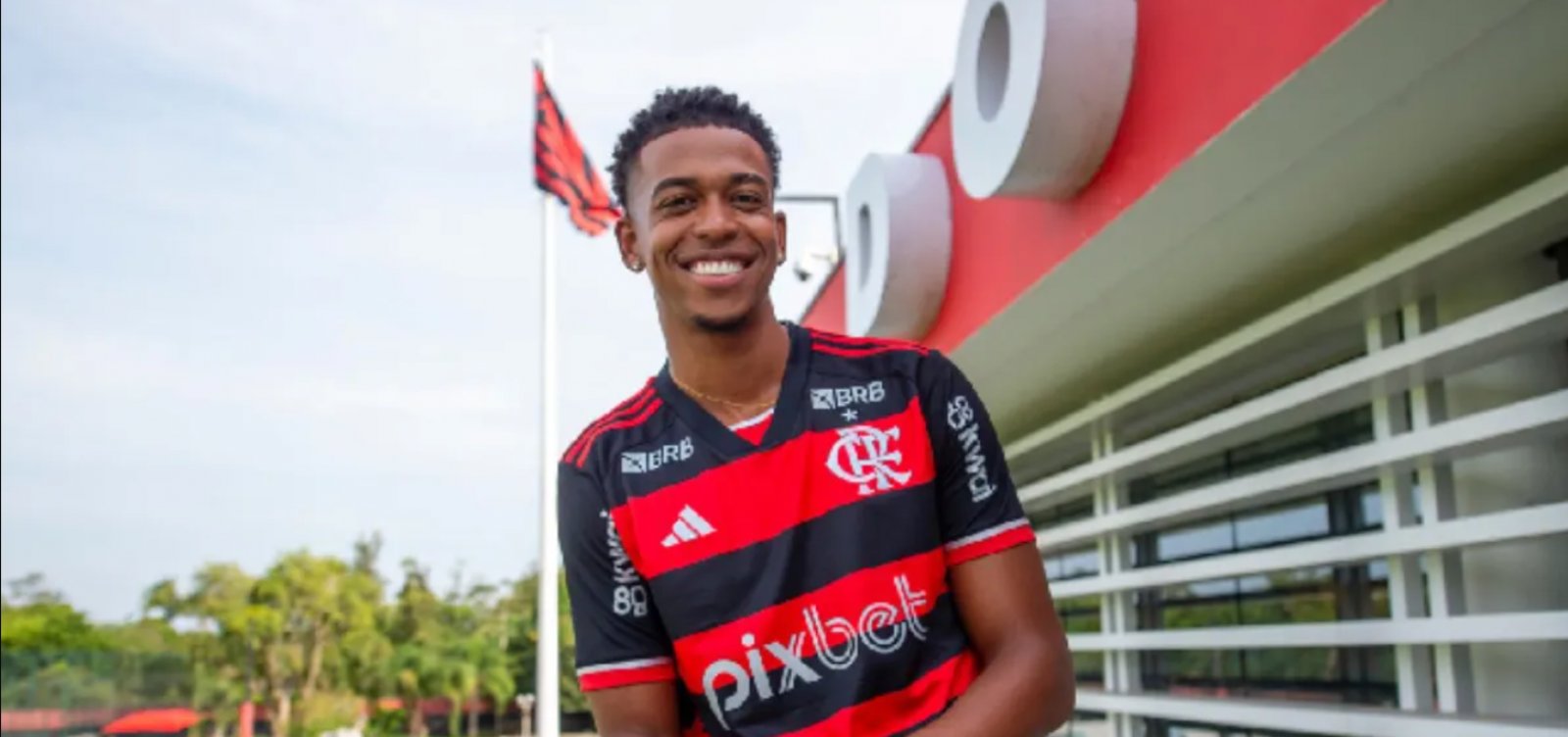 Jogador do Flamengo é alvo de racismo em partida contra o grêmio 