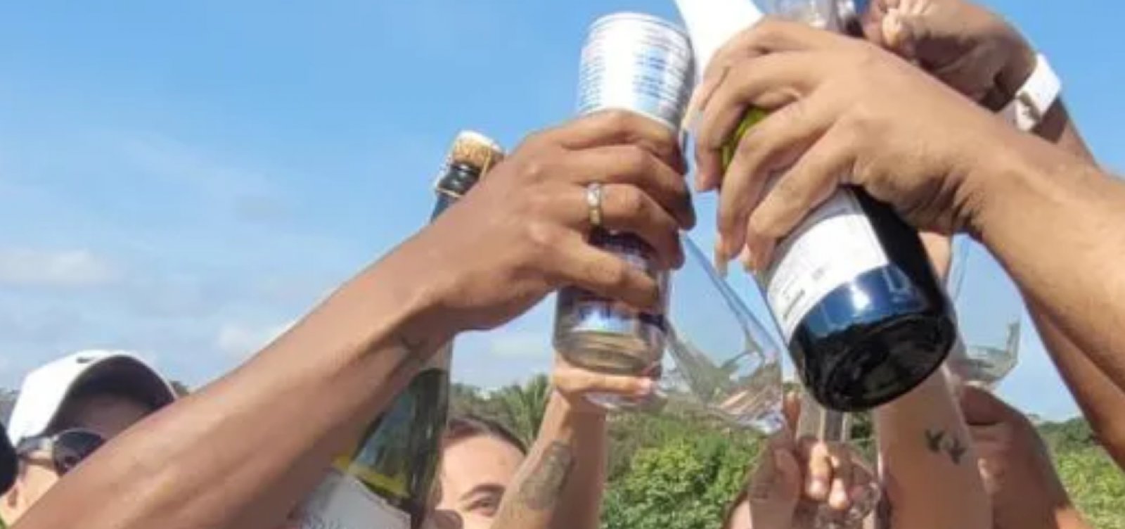 Fãs de Deolane Bezerra fazem festa em frente à cadeia, aguardando saída da influenciadora