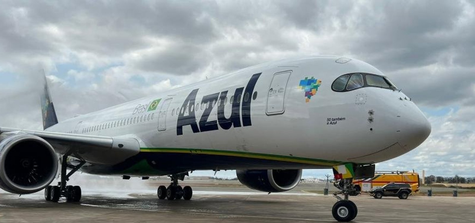 Passageira é imobilizada após xingar passageiros e cuspir em tripulantes durante voo da Azul