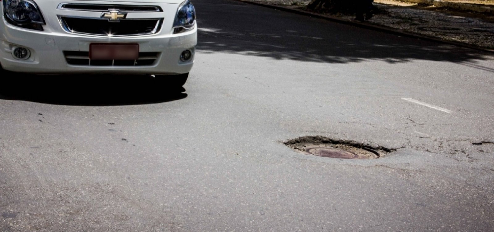 À procura de pescoços: motoristas de Salvador seguem correndo risco com bueiros desnivelados nas vias