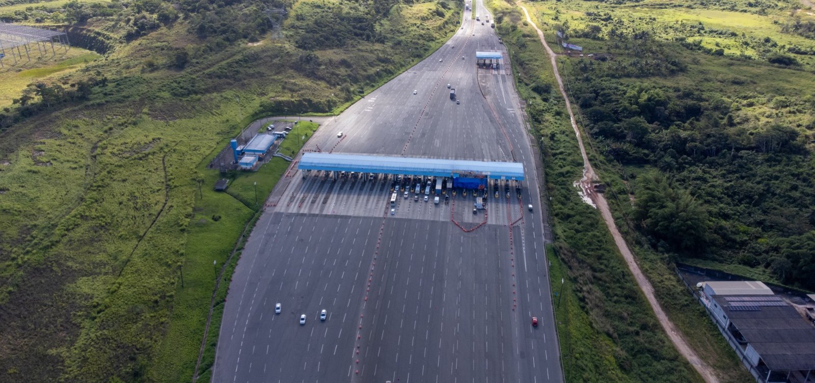 Trânsito é desviado em trecho da BR-324 para retirada de carreta envolvida em acidente