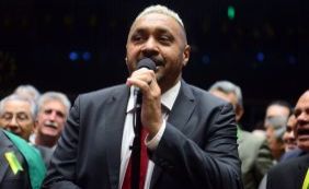 Pela primeira vez no microfone do Plenário, Tiririca apoia impeachment