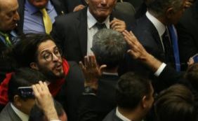 Jean Wyllys cospe em Bolsonaro após votar contra o impeachment; veja vídeo