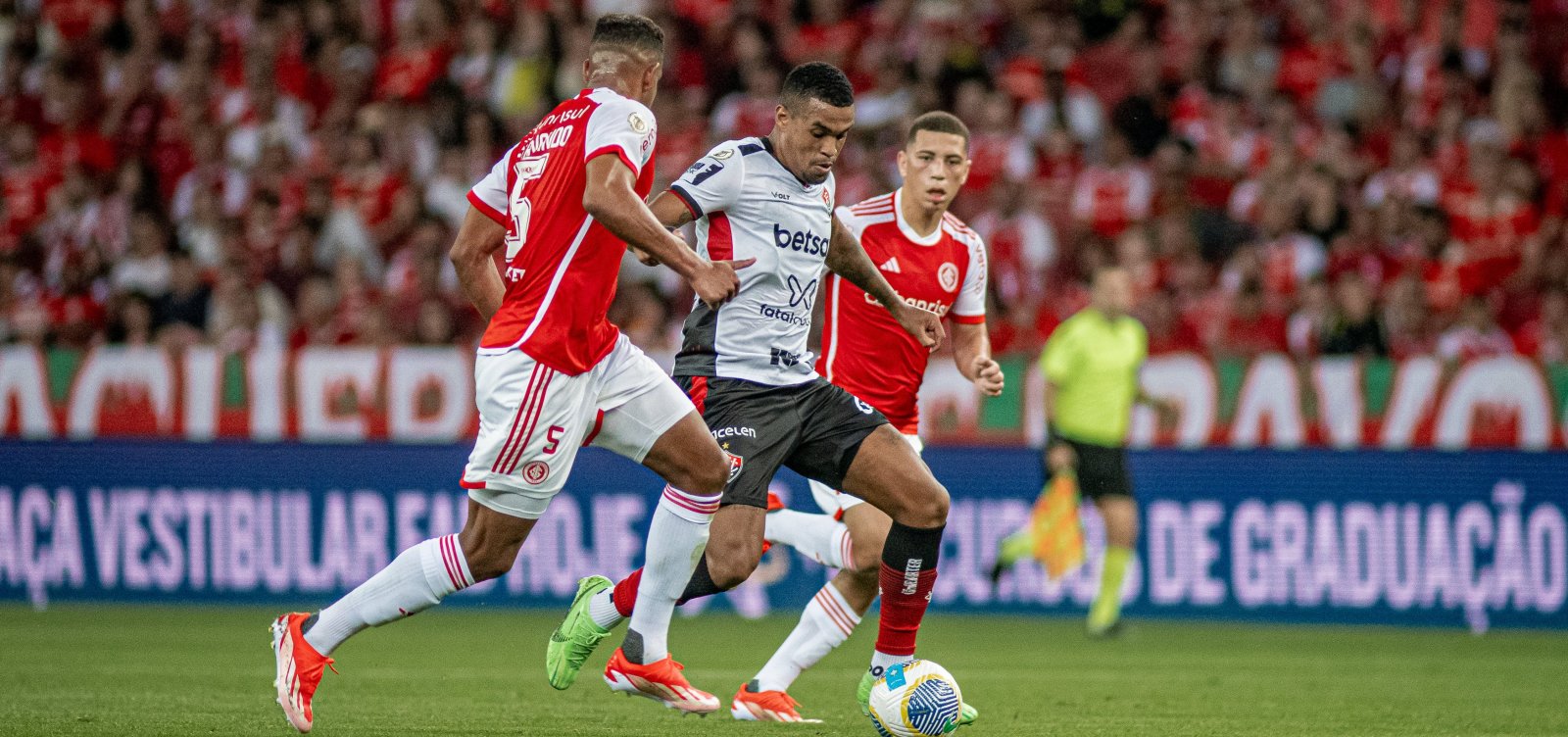 Vitória perde para o Inter no Beira-Rio, mas segue fora a zona de rebaixamento