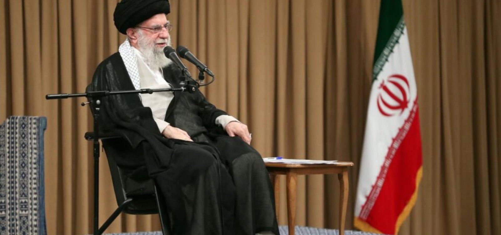 Ali Khamenei, líder do Irã, pede que Ocidente deixe o Oriente Médio