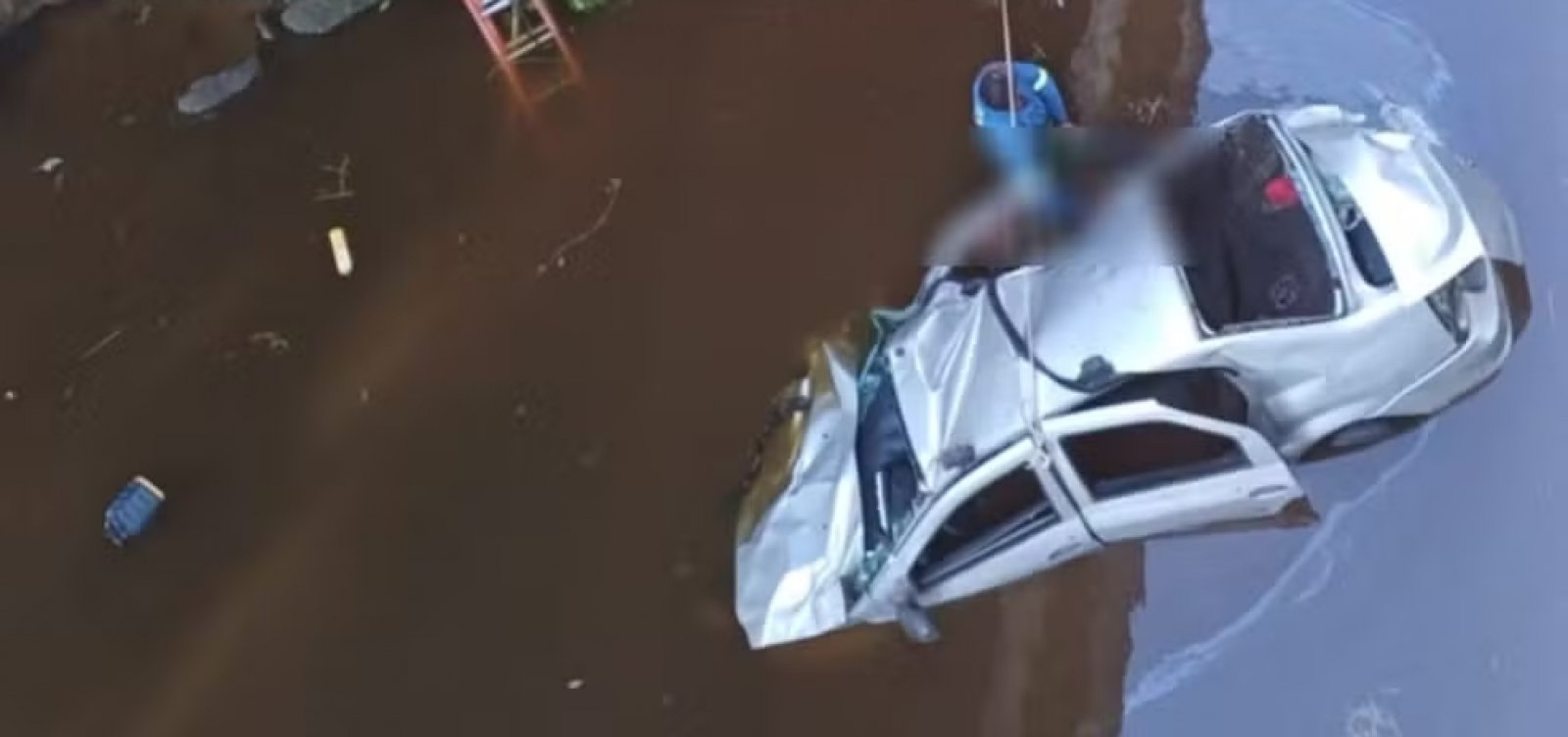 Quatro pessoas morrem e uma fica ferida após carro cair de ponte na BR-116