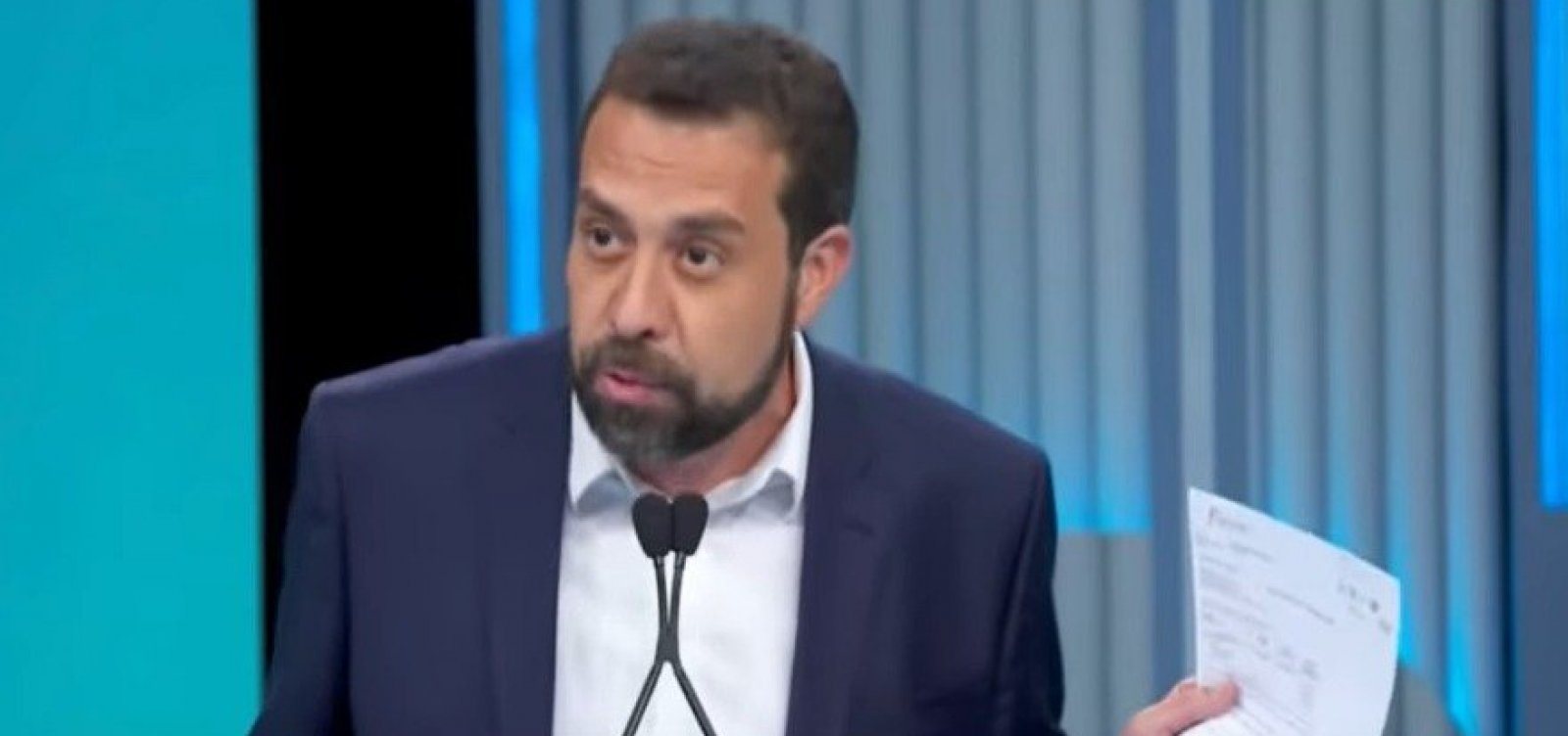 Boulos apresenta exame toxicológico durante debate após Marçal associá-lo ao uso de drogas