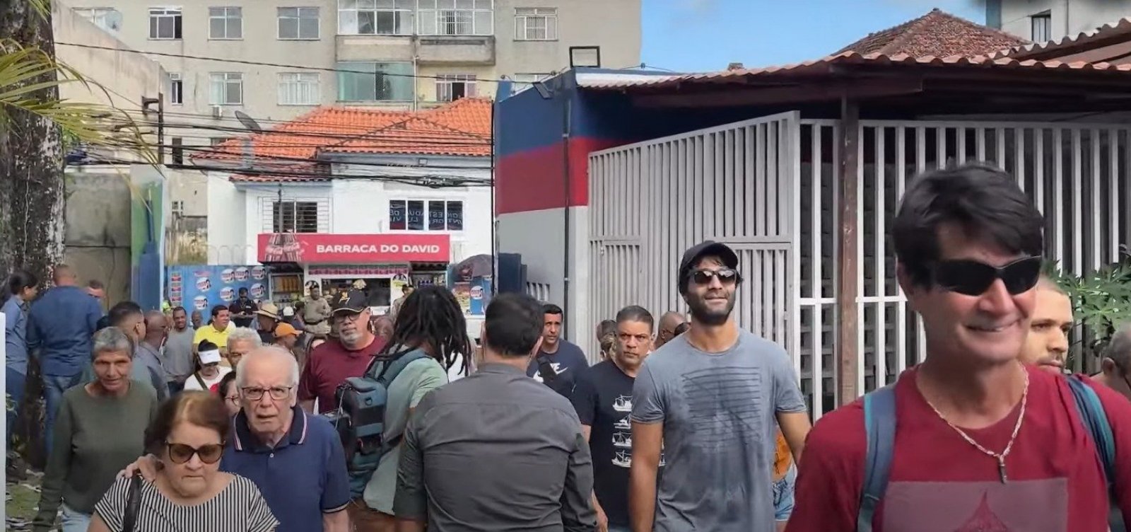 Segundo maior ponto de votação em Salvador, Colégio Luiz Viana Filho já tem fluxo intenso de eleitores