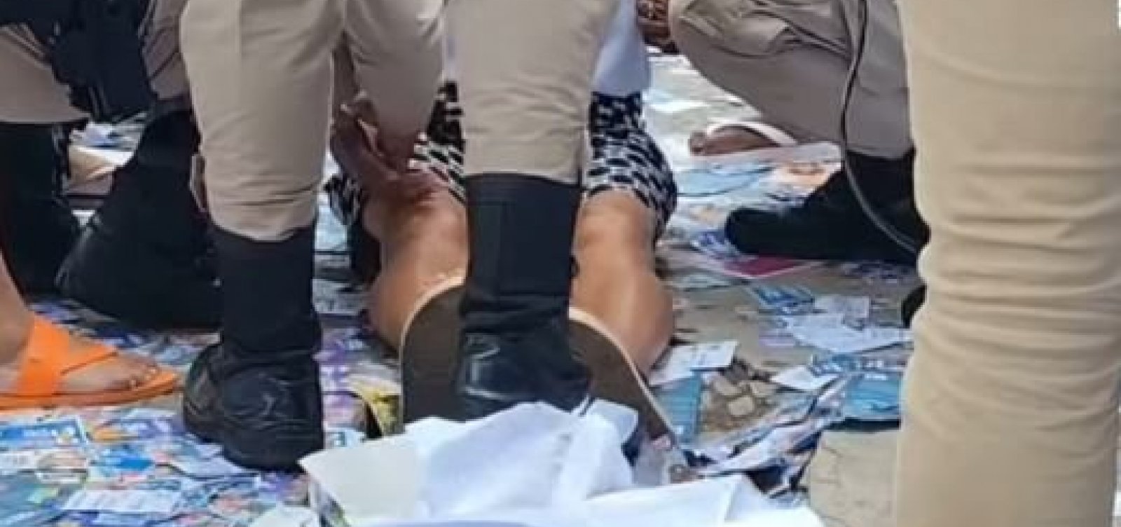 Mulher escorrega em 'santinhos' no Colégio Luiz Viana Filho em Salvador
