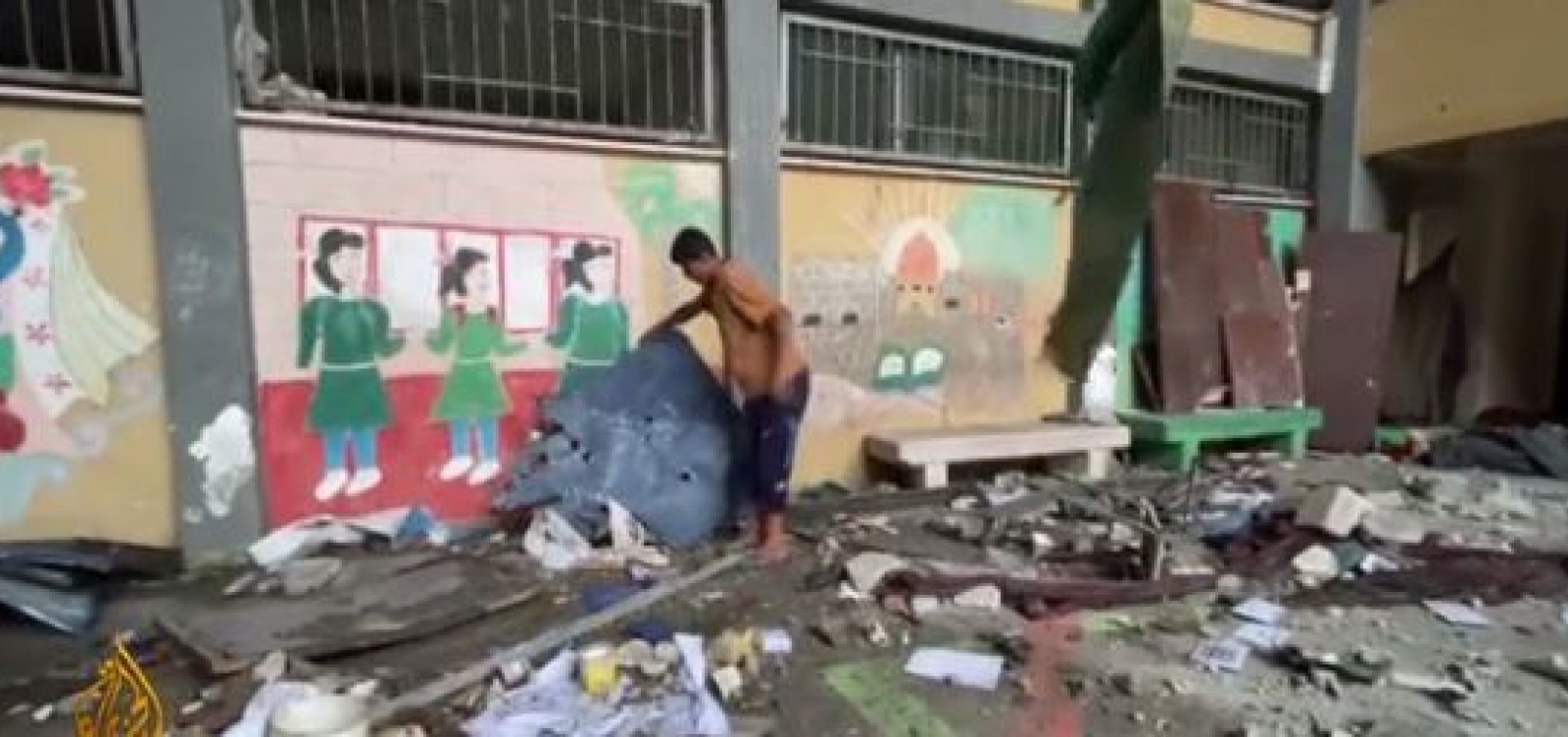 Escola e mesquitas na Faixa de Gaza são atacadas por Israel