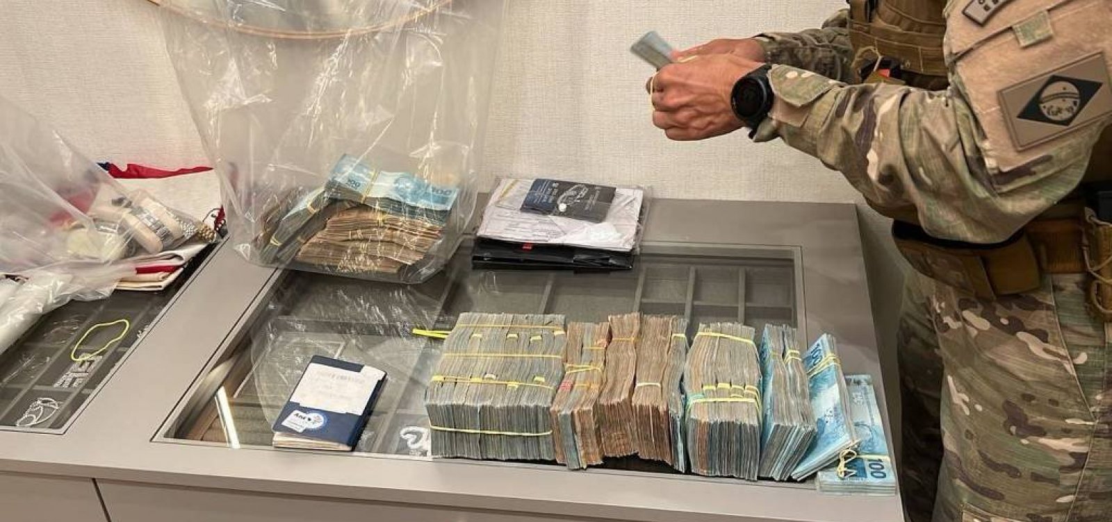 Instituição que atua para bets movimentou dinheiro de listados na Interpol, diz polícia
