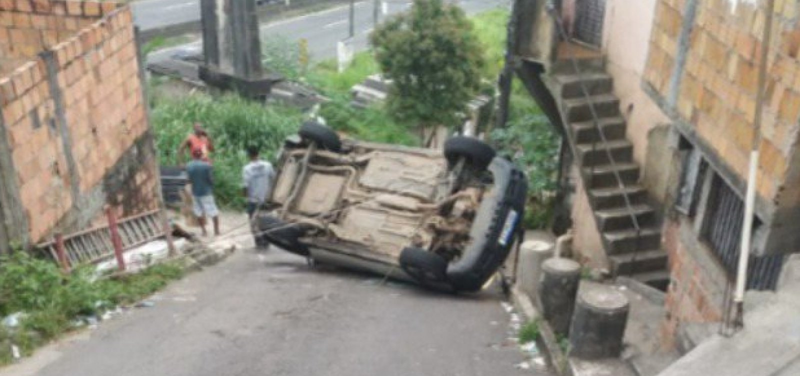 Carro tomba em subida de ladeira em Salvador