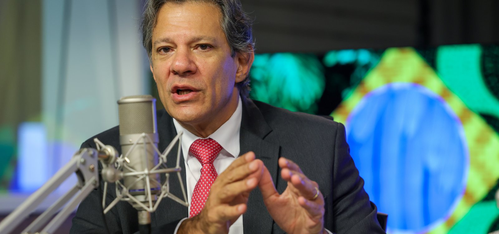 Governo prioriza revisão de gastos e adia isenção do IR, diz Haddad