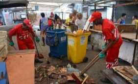 Limpurb faz mutirão de limpeza na Feira de São Joaquim nesta segunda