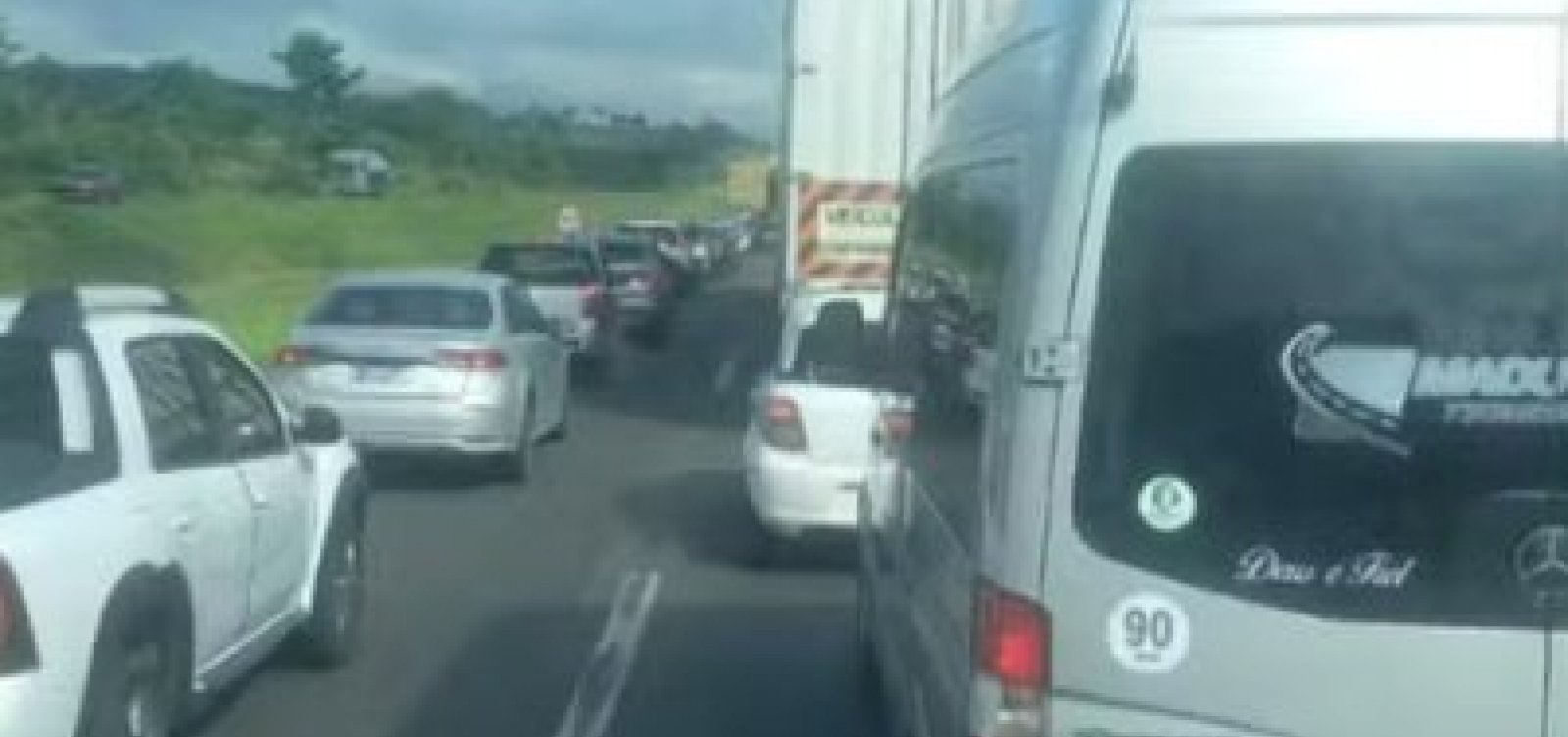 Acidente deixa tráfego restrito em mais de 2 km na BR-324