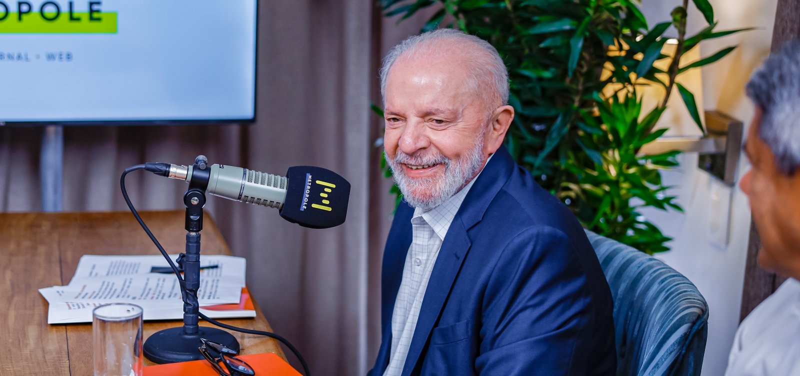 "Sou um cara apaixonado e, para um apaixonado, a idade não aparece", diz Lula na Metropole