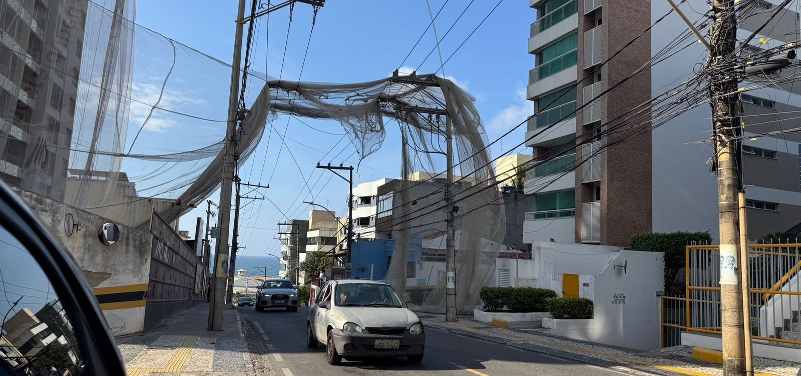 Tela de proteção da Moura Dubeux cai sobre fiação elétrica e serviço de energia precisa ser cortado no Rio Vermelho