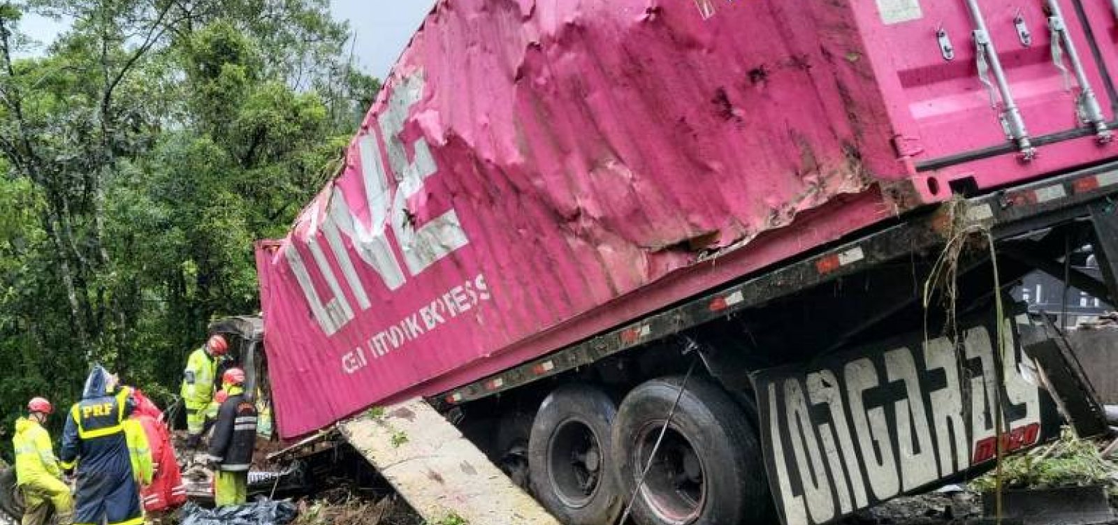 Nove membros de equipe de remo morrem após caminhão tombar sobre van no Paraná