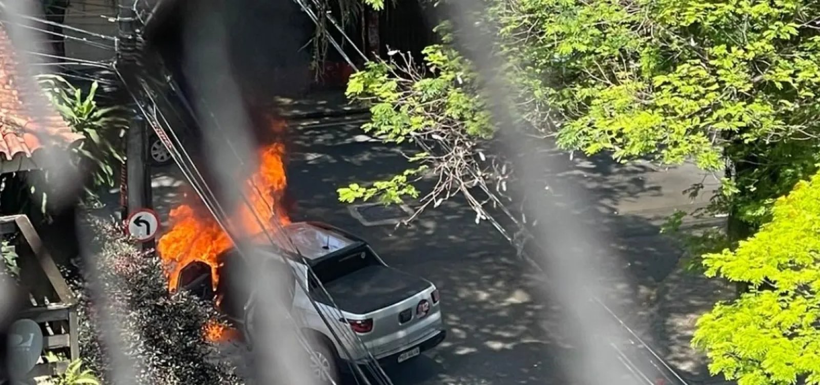 Carros pegam fogo no bairro da Graça em Salvador 