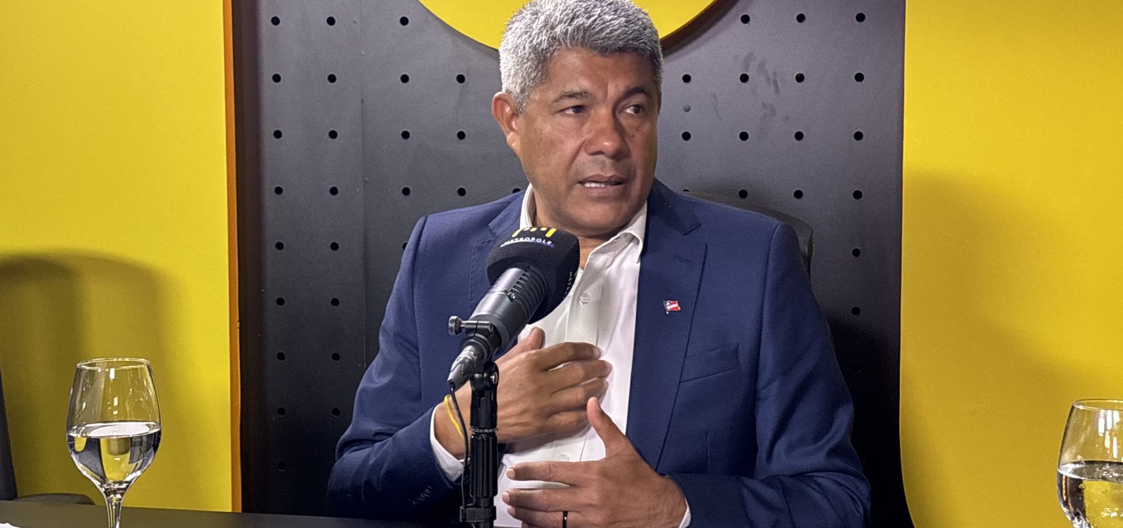 "Tem gente que não desceu do palanque e não consegue ver nada de bom na Bahia", diz Jerônimo Rodrigues