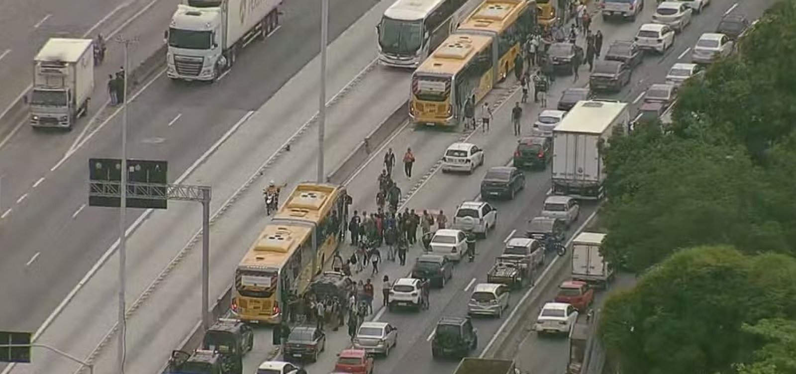 Rio de Janeiro entra em estágio operacional 2 após troca de tiros na Avenida Brasil