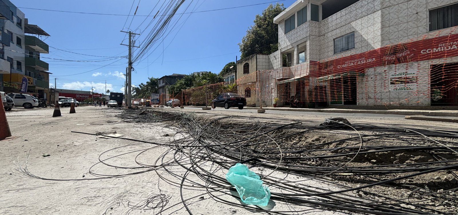 Repórter Metropole: Fios expostos após obra da Coelba causam transtornos em Salvador