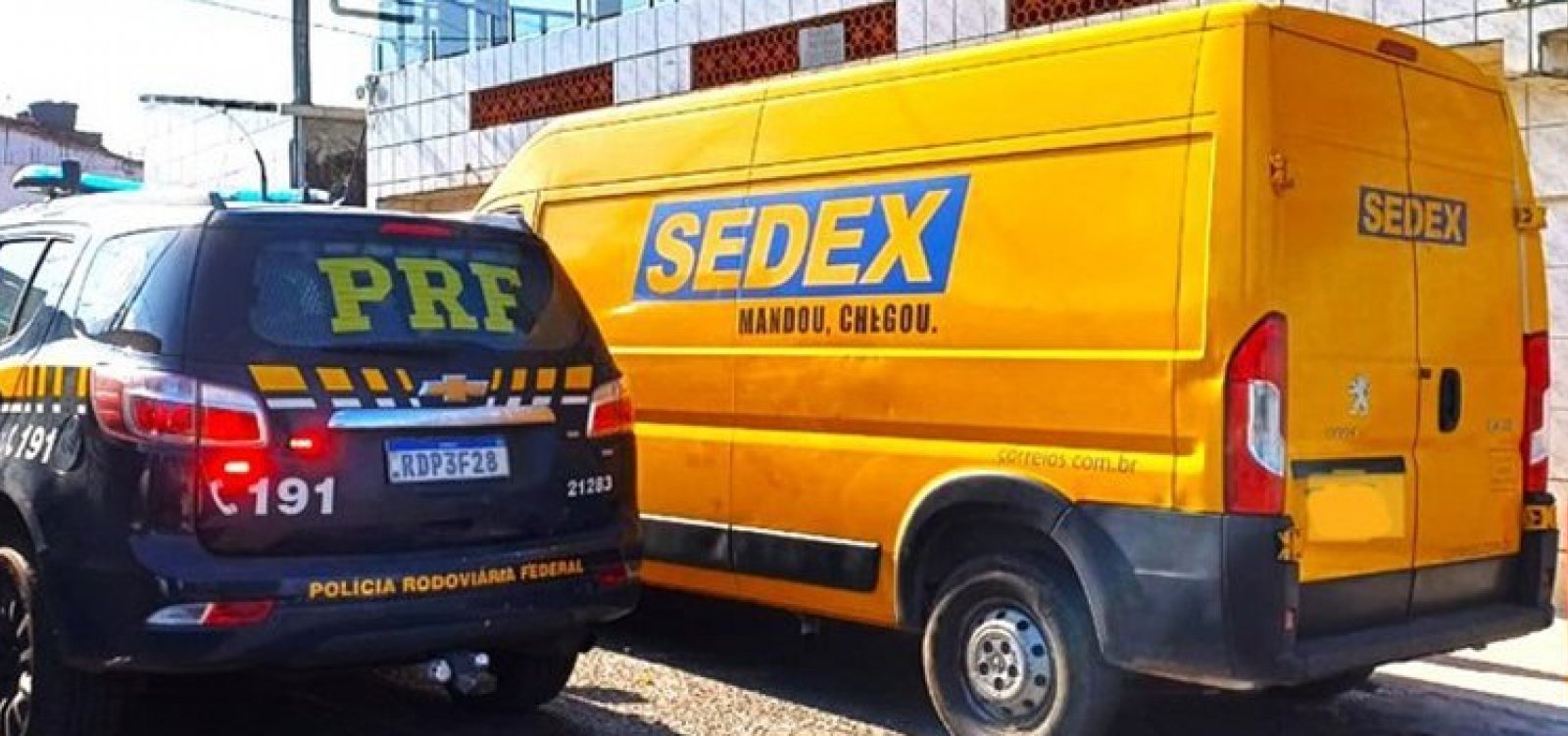 Van com marca dos Correios falsificada é apreendida em Simões Filho