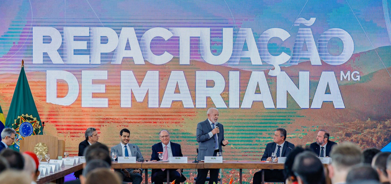  "Era mais barato ter evitado a desgraça", diz Lula sobre desastre em Mariana