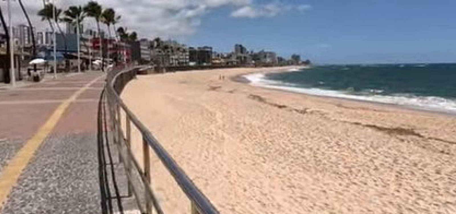 Jovem morre após afogamento na praia de Amaralina, em Salvador