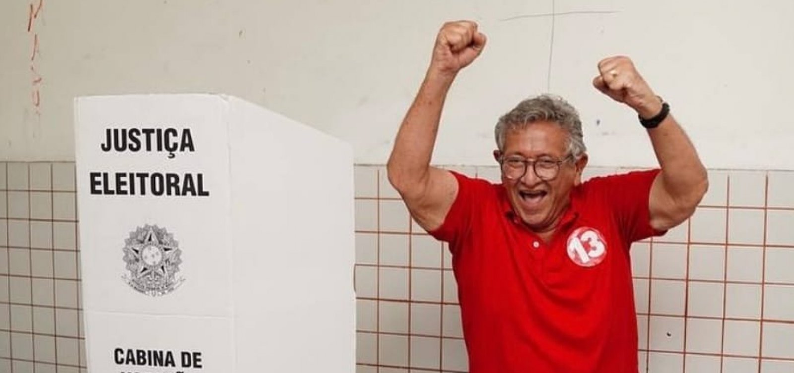Luiz Caetano vota em Camaçari acompanhado de Jerônimo Rodrigues