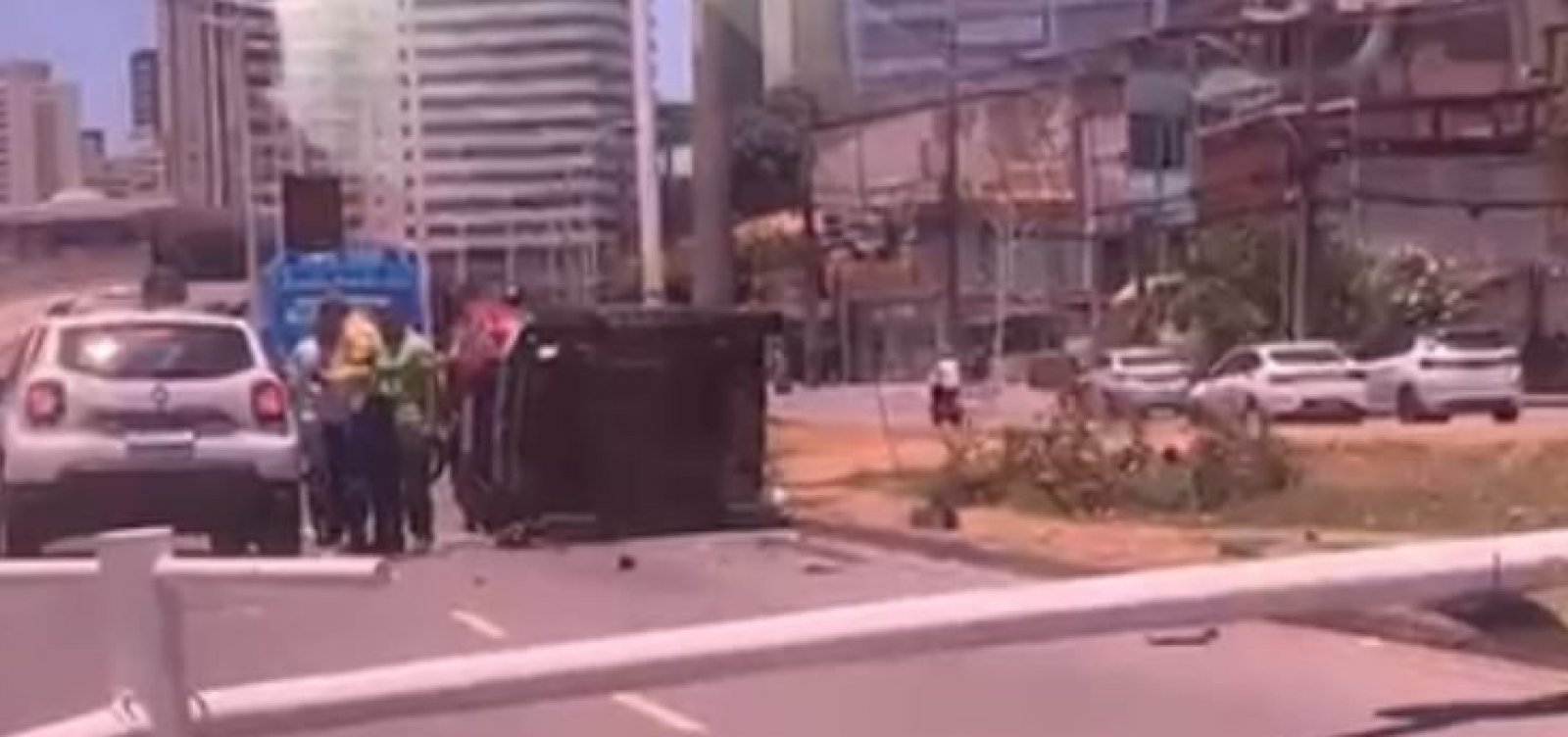 Carro derruba poste e capota na Avenida ACM em Salvador