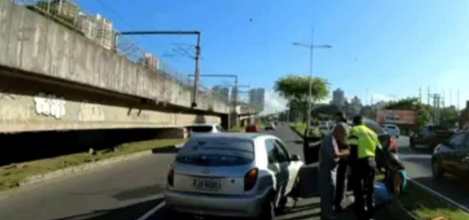 Motorista tenta voltar de ré e bate em carro em Salvador