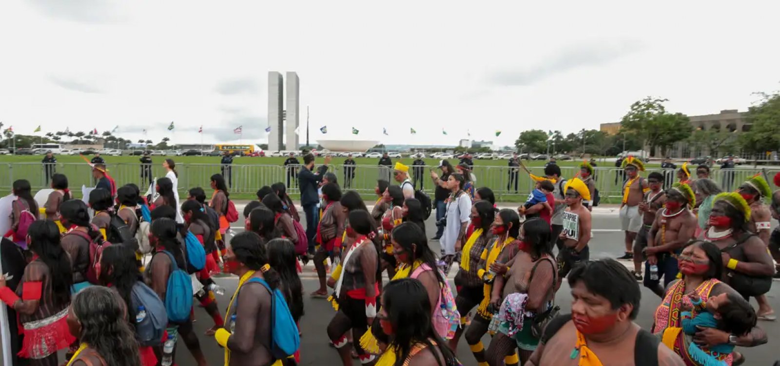 Indígenas marcham em Brasília contra marco temporal