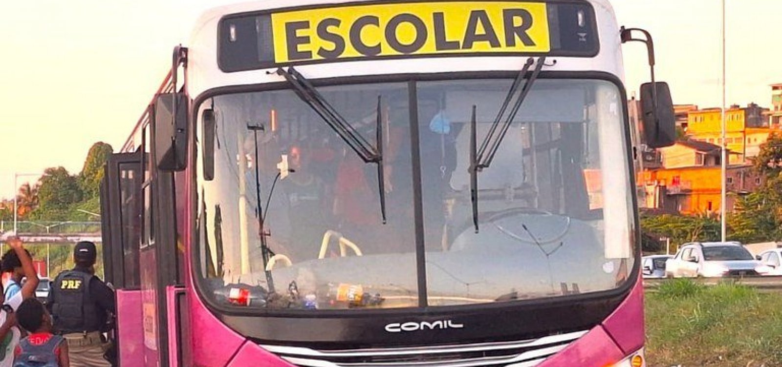 Ônibus é autuado pela PRF por transporte irregular de estudantes em Simões Filho 